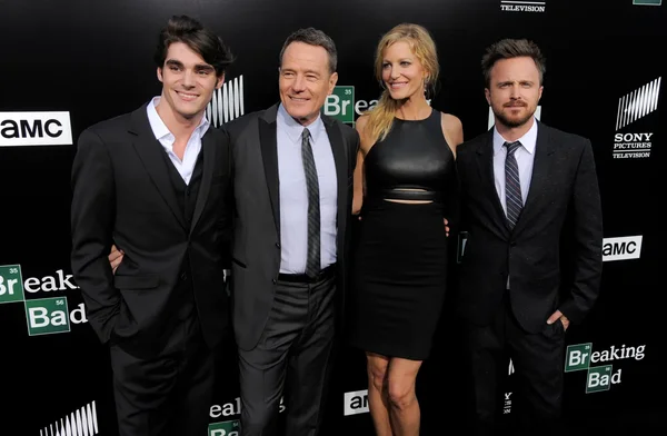 RJ Mitte, Bryan Cranston, Anna Gunn et Aaron Paul posant ensemble devant un fond noir avec les logos Breaking Bad, AMC et Sony Pictures Television lors d'une projection spéciale en 2013