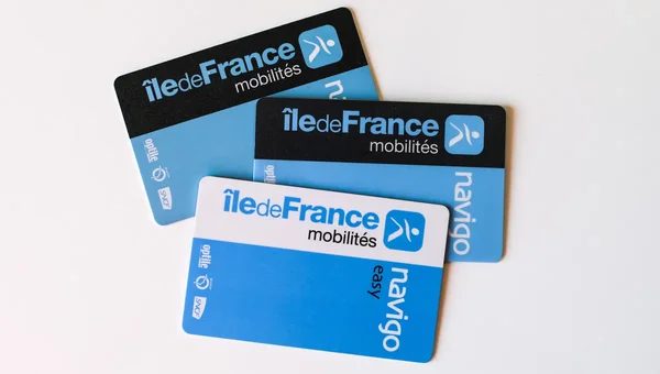 Trois cartes de transport Navigo Easy d'Île-de-France Mobilités posées sur une surface blanche