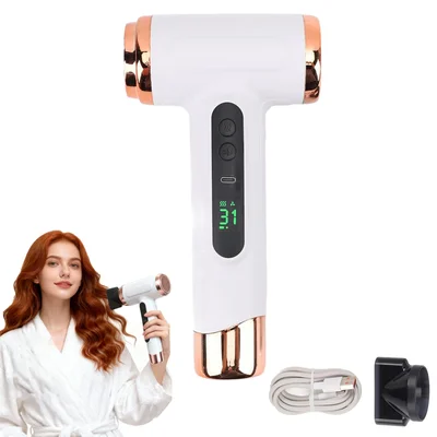 Composition promotionnelle montrant un sèche-cheveux sans fil blanc et rose gold avec écran digital, accompagné d'une femme aux longs cheveux roux tenant l'appareil et ses accessoires