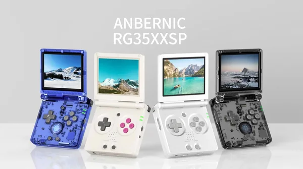 Quatre coloris de la console portable rétro Anbernic RG35XXSP en format coquillage, écrans ouverts, alignés côte à côte sur un fond clair