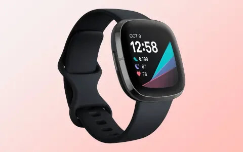 Montre connectée noire au bracelet en silicone affichant l'heure, la date et des indicateurs de santé comme le nombre de pas et la fréquence cardiaque sur son écran carré