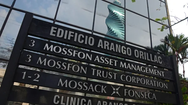 Panneau noir indiquant les locaux du cabinet d'avocats Mossack Fonseca et de ses sociétés affiliées, Mossfon Asset Management et Mossfon Trust Corporation, à l'extérieur de leur siège à Panama