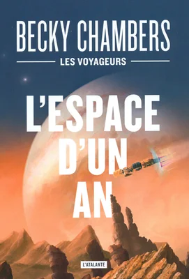 Couverture française du roman « L'espace d'un an » de Becky Chambers, tome de la série Les Voyageurs, montrant un vaisseau spatial survolant un paysage extraterrestre