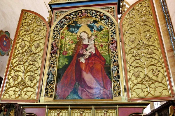Retable sur bois La Vierge au buisson de roses de Martin Schongauer, réalisé en 1473, avec un panneau central de la Vierge et l'Enfant entouré de panneaux ouvragés et dorés