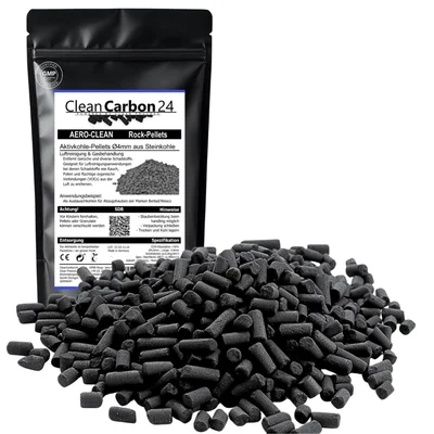 Sachet noir refermable de granulés de charbon actif CleanCarbon24 AERO-CLEAN Rock-Pellets, présenté à côté d'un tas de pellets cylindriques noirs destinés aux purificateurs d'air