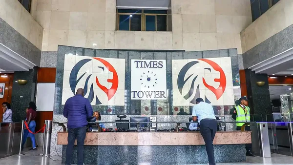 Hall d'accueil de la tour Times Tower, siège de l'autorité fiscale du Kenya (KRA), avec un comptoir d'accueil et le logo du bâtiment au mur