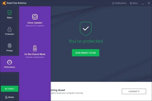 Capture d'écran de l'interface d'Avast Free Antivirus : l'onglet Performances est sélectionné avec les options Driver Updater et mode Ne pas déranger, tandis que la zone principale affiche « Vous êtes protégé » et un bouton d'analyse intelligente.
