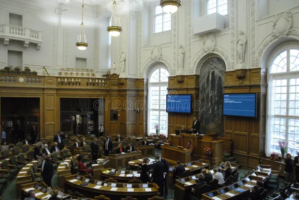 Vue en plongée de la salle des séances du Folketing, le parlement danois à Copenhague, avec ses gradins et pupitres en bois disposés en hémicycle et les députés réunis en session