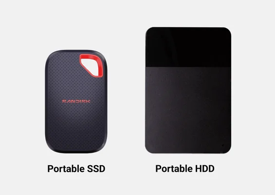 Comparaison côte à côte d'un SSD portable SanDisk et d'un disque dur externe classique, chacun accompagné d'une légende sous l'appareil