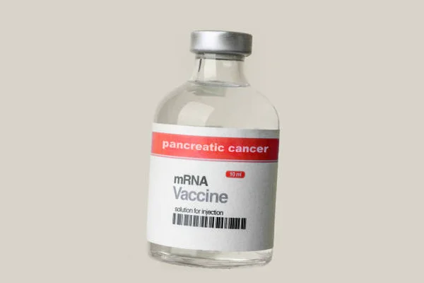 Flacon de verre transparent à capsule argentée rempli d'un liquide limpide, étiqueté « pancreatic cancer mRNA Vaccine solution for injection », posé sur un fond neutre