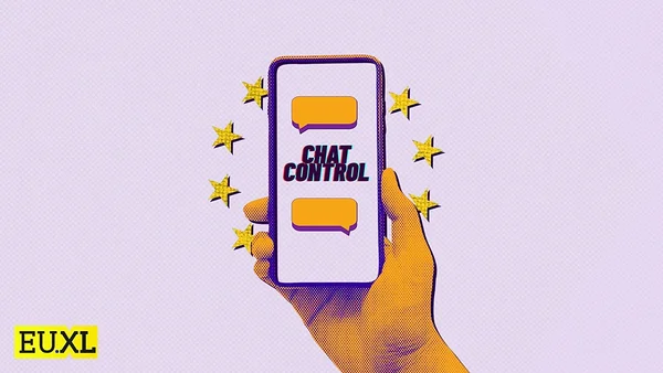 Illustration numérique montrant une main tenant un smartphone où s'affiche l'inscription « CHAT CONTROL » entre deux bulles de discussion, entourée d'étoiles jaunes du drapeau européen sur un fond violet clair
