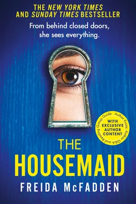 Couverture du roman The Housemaid de Freida McFadden : gros plan sur un œil humain observant à travers le trou d'une serrure sur fond bleu