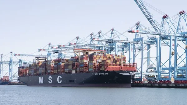 Le porte-conteneurs noir MSC Loreto amarré à un terminal portuaire, chargé de nombreux conteneurs multicolores, avec plusieurs grands portiques bleus de chargement en arrière-plan.