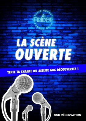 Affiche bleue de « La Scène Ouverte » du Fridge Comedy Room à Paris, illustrée de trois microphones sur fond de mur de briques, annonçant une scène ouverte d'humoristes émergents