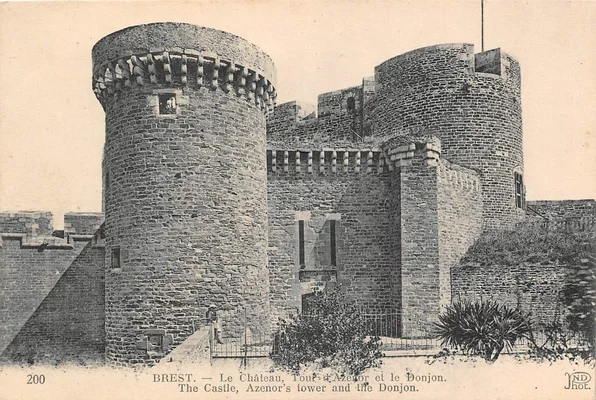 Carte postale ancienne en noir et blanc du château de Brest montrant la tour d'Azenor et le donjon, avec une légende imprimée