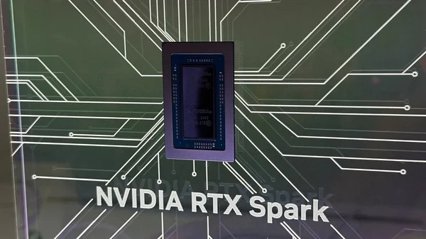 Gros plan sur une puce NVIDIA RTX Spark montée sur un fond de carte électronique, avec l'inscription « NVIDIA RTX Spark » imprimée sous le composant
