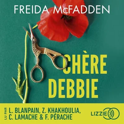 Couverture du livre audio « Chère Debbie » de Freida McFadden : un coquelicot rouge et une paire de ciseaux dorés en forme d'oiseau se détachent sur un fond bleu canard