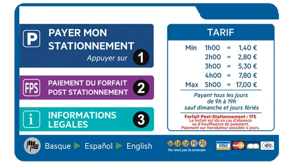 Interface d'un horodateur de stationnement payant en français proposant de payer le stationnement, régler un forfait post-stationnement (FPS) ou consulter les informations légales, avec un tableau tarifaire horaire allant de 1,40 € à 17,00 €.