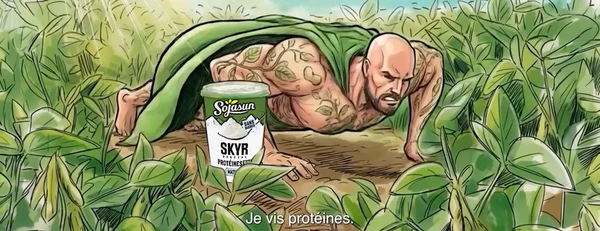 Illustration publicitaire Sojasun : un homme chauve et musclé, tatouages de feuilles, rampant dans une végétation dense, tenant un pot de Skyr Sojasun, avec le slogan « Je vis protéines ».