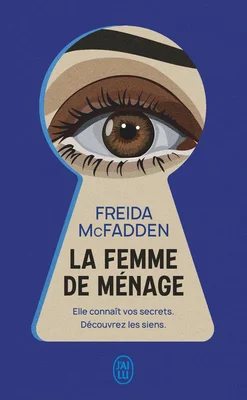 Couverture française du roman « La Femme de Ménage » de Freida McFadden, illustrée d'un œil stylisé observant à travers un trou de serrure sur fond bleu