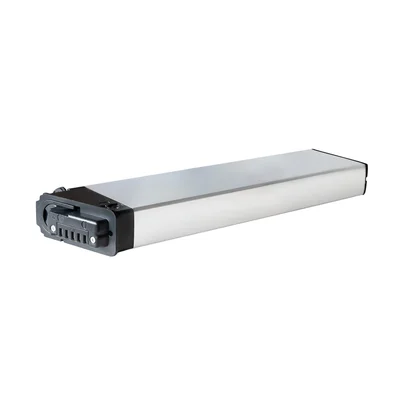 Batterie au lithium argentée et rectangulaire avec connecteur noir et broches métalliques pour vélo électrique, vue frontale sur fond neutre.