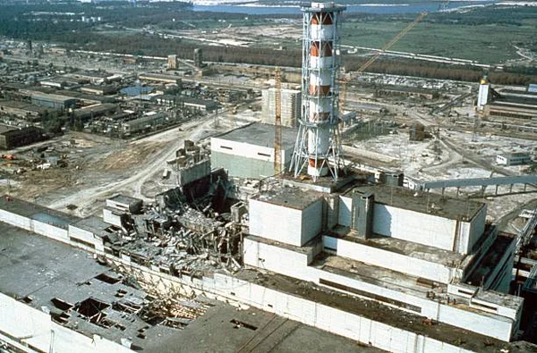 Vue aérienne du réacteur n°4 détruit de la centrale nucléaire de Tchernobyl, sa cheminée de ventilation dressée au milieu des décombres et des bâtiments industriels environnants, en Ukraine, en mai 1986.