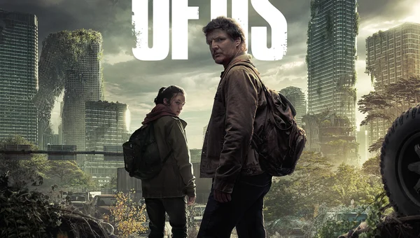 Affiche promotionnelle de la série HBO The Last of Us mettant en avant Ellie, Joel et une ville en ruine, dans un décor post-apocalyptique envahi par la végétation.