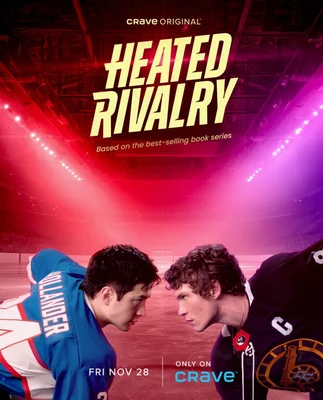 Affiche de la série Heated Rivalry montrant deux jeunes hockeyeurs en maillots bleu et noir face à face sur la glace, sous un éclairage rouge et violet
