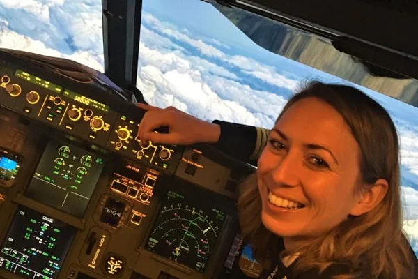 Fanny, copilote sur Airbus A320 chez Air France à 32 ans, dont le parcours a débuté comme instructeur puis dans une compagnie low-cost