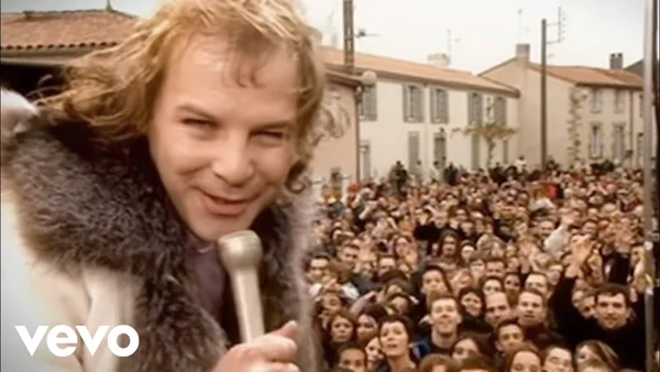 Philippe Katerine dans la vidéo « Louxor J'Adore ».