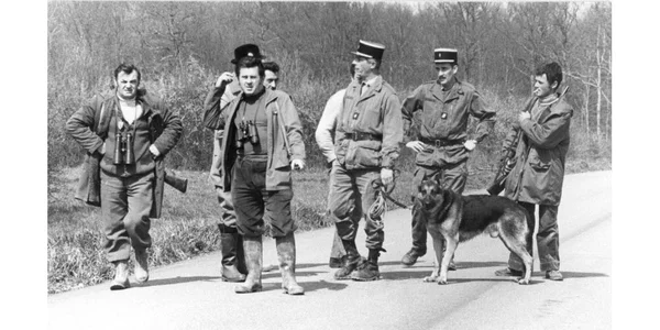 Chasseurs et militaires se retrouvant côte à côte, une scène des recherches menées autour de la Bête des Vosges.