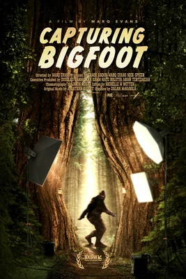 Affiche du documentaire « Capturing Bigfoot » montrant une silhouette de Bigfoot marchant dans une forêt entre deux grands arbres, entourée de matériel d'éclairage de tournage, avec le titre et le générique en haut.