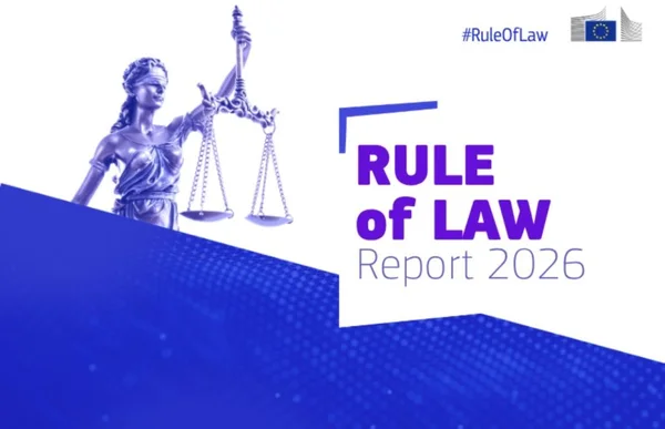 Affiche du rapport 2026 de la Commission européenne sur l'État de droit : statue de la Justice aux yeux bandés tenant une balance, sur fond géométrique blanc et bleu, avec le titre du rapport, le mot-dièse #RuleOfLaw et le logo de l'UE.