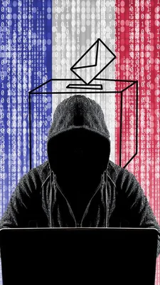 Silhouette anonyme encapuchonnée devant un ordinateur portable, superposée à du code binaire aux couleurs de la France et à une icône d’enveloppe, illustrant les ingérences numériques étrangères.