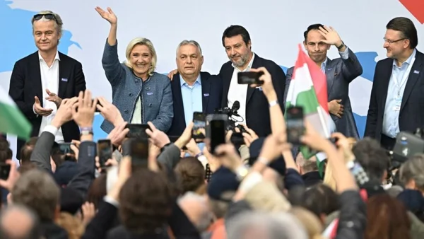 Viktor Orbán, au centre, entouré de Geert Wilders, Marine Le Pen, Matteo Salvini, Tom Van Grieken et Ainārs Šlesers lors de la première Grande Assemblée des Patriotes à Budapest, en Hongrie.