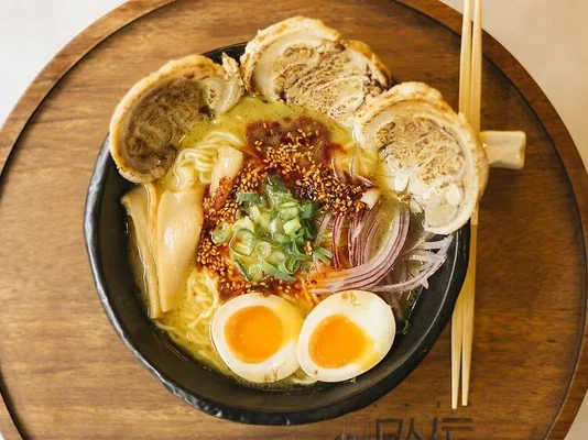 Illustration pour la sélection des meilleurs ramens, udon et soba de Paris selon Time Out.