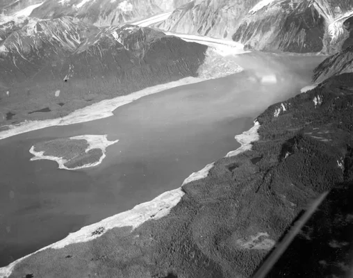 Versant rocheux de Gilbert Inlet marqué par un éboulement et les dégâts causés par les vagues d'un mégatsunami.