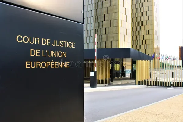 Entrée de la Cour de justice de l'Union européenne à Luxembourg : panneau noir avec l'inscription dorée "COUR DE JUSTICE DE L'UNION EUROPÉENNE", tour dorée et grille en arrière-plan.
