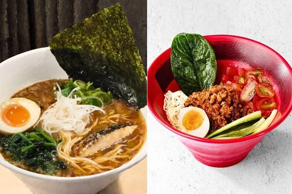 Comparaison côte à côte de deux bols de ramen : à gauche, un bol blanc avec bouillon, nouilles, œuf mollet, nori, poisson et légumes verts ; à droite, un bol rouge de nouilles avec viande hachée, œuf mollet, épinards, concombre et tomates cerises.