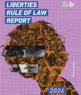 Couverture du Liberties Rule of Law Report 2026 : silhouette de tête humaine remplie d'une foule et de gros plans d'yeux et d'une bouche, sur fond quadrillé violet avec le titre en bleu.