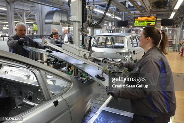 Ligne d'assemblage de voitures Volkswagen : des carrosseries en cours de montage avancent le long de la chaîne de production d'une usine automobile