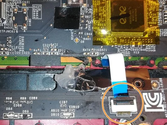 Vue issue d'un tutoriel iFixit pour le changement du clavier d'un ordinateur portable MSI GP72VR de 17 pouces.