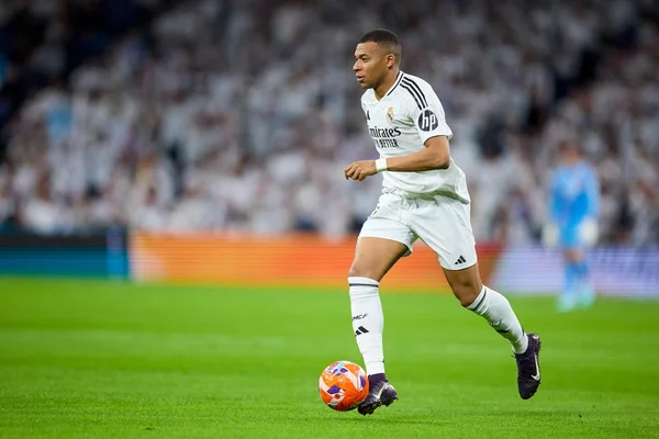 Kylian Mbappé, joueur du Real Madrid, lors d'une rencontre de Ligue des Champions où il franchit une nouvelle étape historique.