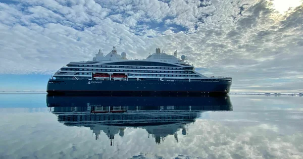 Le navire d'expédition polaire Le Commandant Charcot, construit par VARD, illustrant le tourisme de croisière en Arctique.