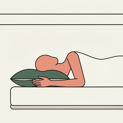 Illustration de profil d'une personne dormant sur le côté, la tête posée sur un oreiller ajustable avec un insert fin, tandis qu'une main modifie l'épaisseur pour garder la nuque alignée avec le dos.
