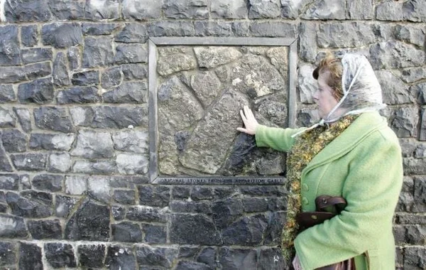 Représentation de la Vierge Marie lors de l'apparition de Knock, dans le comté de Mayo, en Irlande, en 1879.