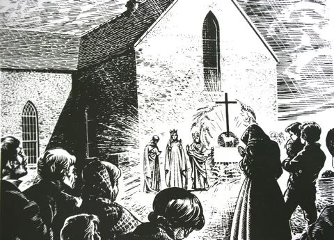 Gravure en noir et blanc montrant une foule rassemblée devant une église à Knock en 1879, contemplant une vision lumineuse de la croix, de l'agneau et de trois figures debout.