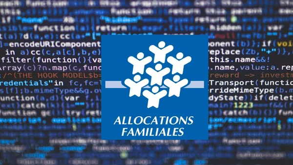 Logo des Allocations familiales, carré bleu avec des silhouettes blanches en cercle, superposé à un fond flou de code informatique bleu.