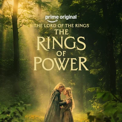 Affiche promotionnelle de la saison 3 du Seigneur des anneaux : Les Anneaux de pouvoir montrant deux personnages elfes aux longs cheveux blonds enlacés dans une forêt baignée de lumière, sous le titre doré de la série sur Prime Video.
