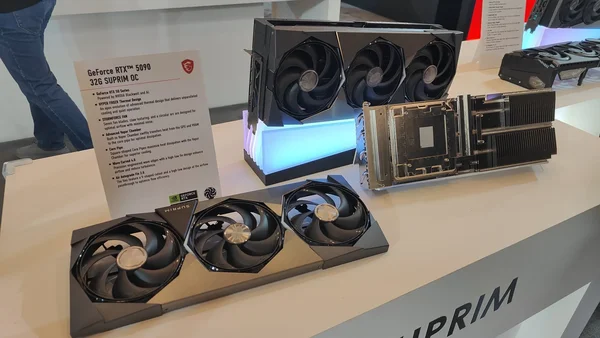 Visuel illustrant la gamme Nvidia GeForce RTX 50 Series et ses caractéristiques annoncées, PCIe 5.0 et mémoire GDDR7.